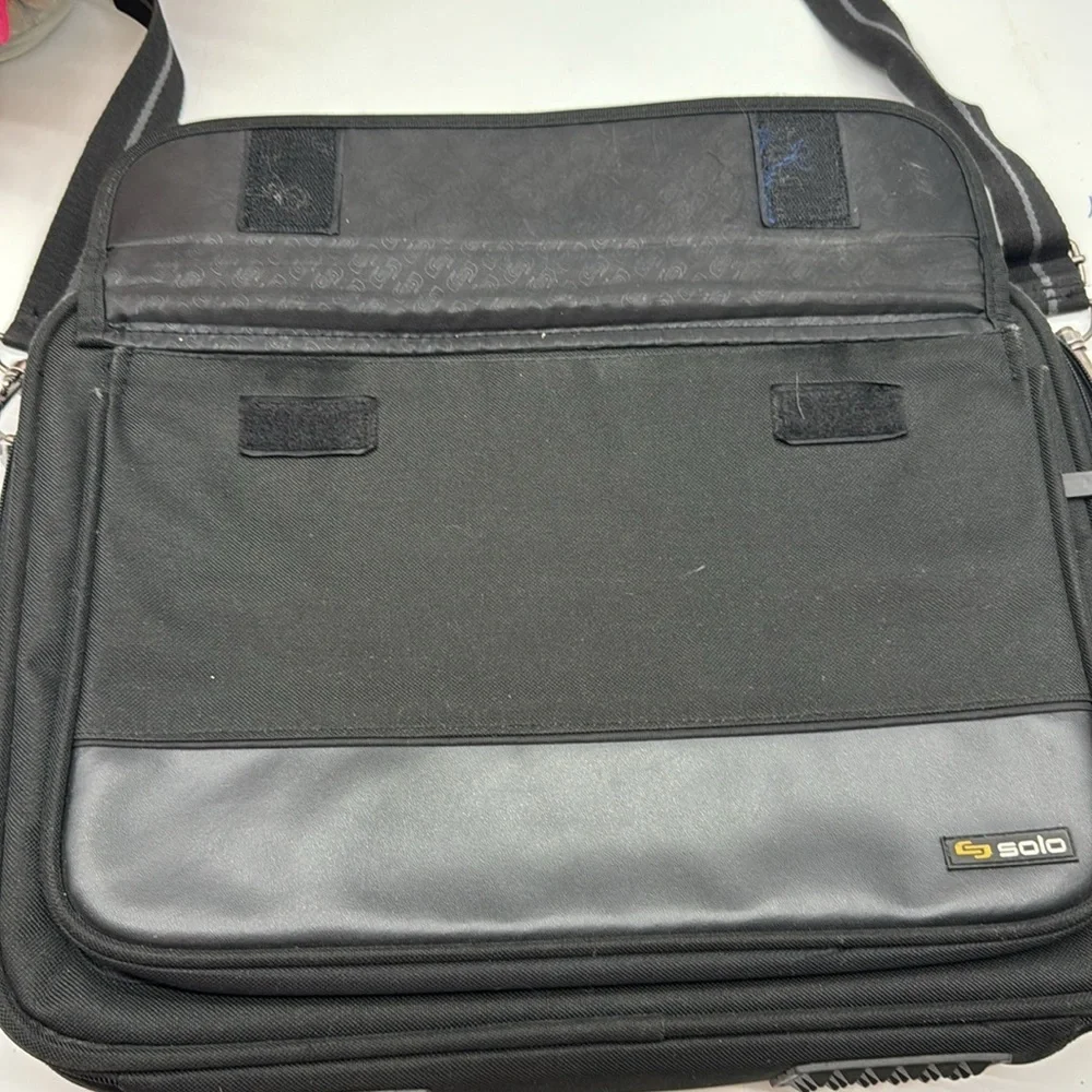 Solo Black Leather Laptop Bag TOT7506B